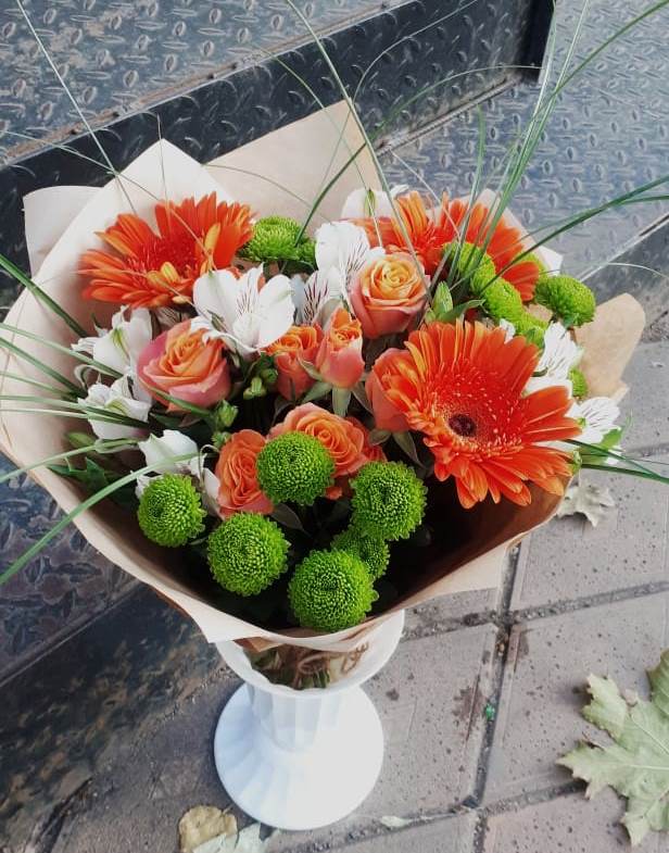 Букет цветов из: Герберы, Хризантемы, Альстромерии и Розы в Камышах