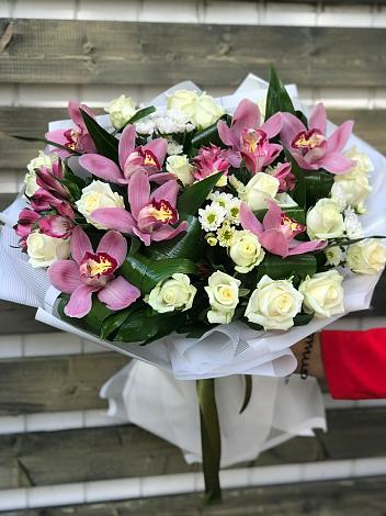Букет цветов из: Розы и Хризантемы в Камышах