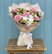 Букет цветов из:  Гвоздики, Орхидеи и Розы в Камышах