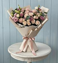 Букет цветов из:  Розы и Лизиантусы в Камышах