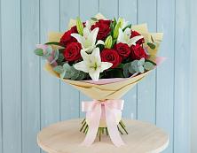 Букет цветов из:  Лилии и Розы в Камышах