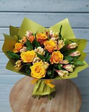 Букет цветов из:  Альстромерии и Розы в Камышах