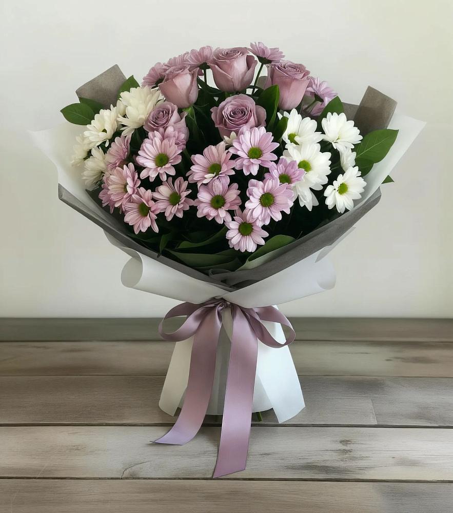 Букет цветов из: Хризантемы и Розы в Камышах