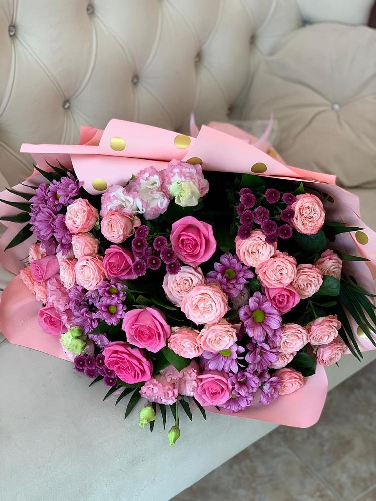 Букет цветов из: Хризантемы, Розы и Лизиантусы в Камышах