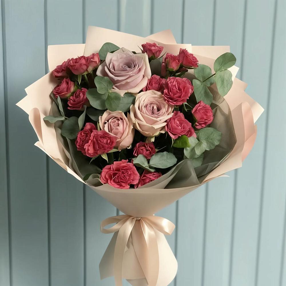 Букет цветов из: Гвоздики и Розы в Камышах