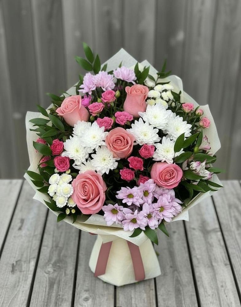 Букет цветов из: Альстромерии, Гвоздики, Розы и Хризантемы в Камышах