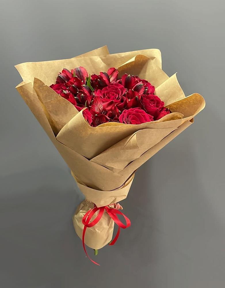 Букет цветов из: Альстромерии и Розы в Камышах