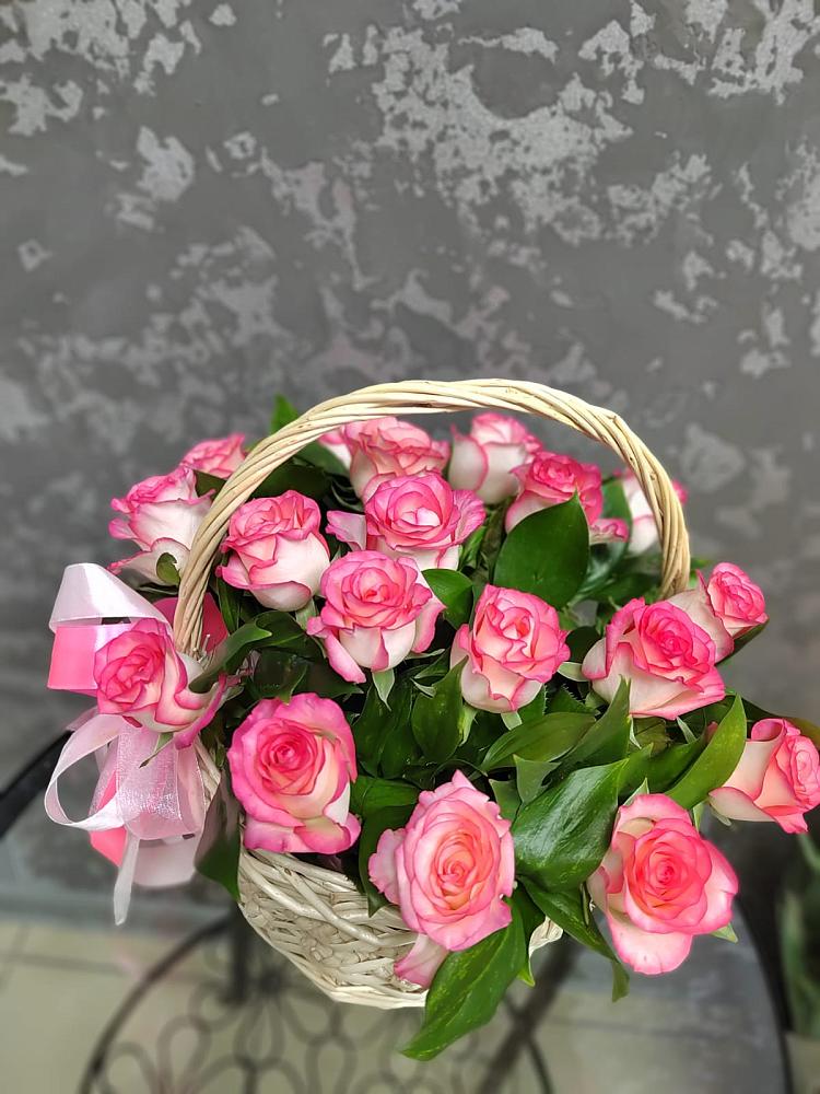 Цветочная композиция из Розы в корзине в Камышах
