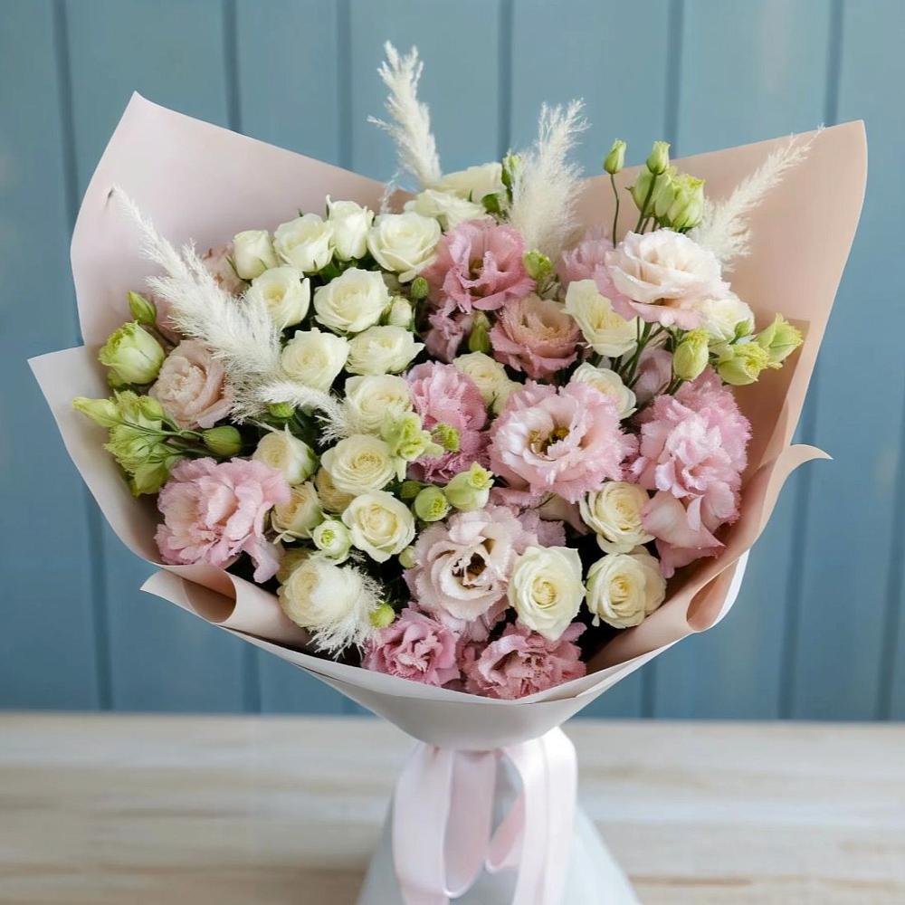 Букет цветов из: Альстромерии и Розы в Камышах