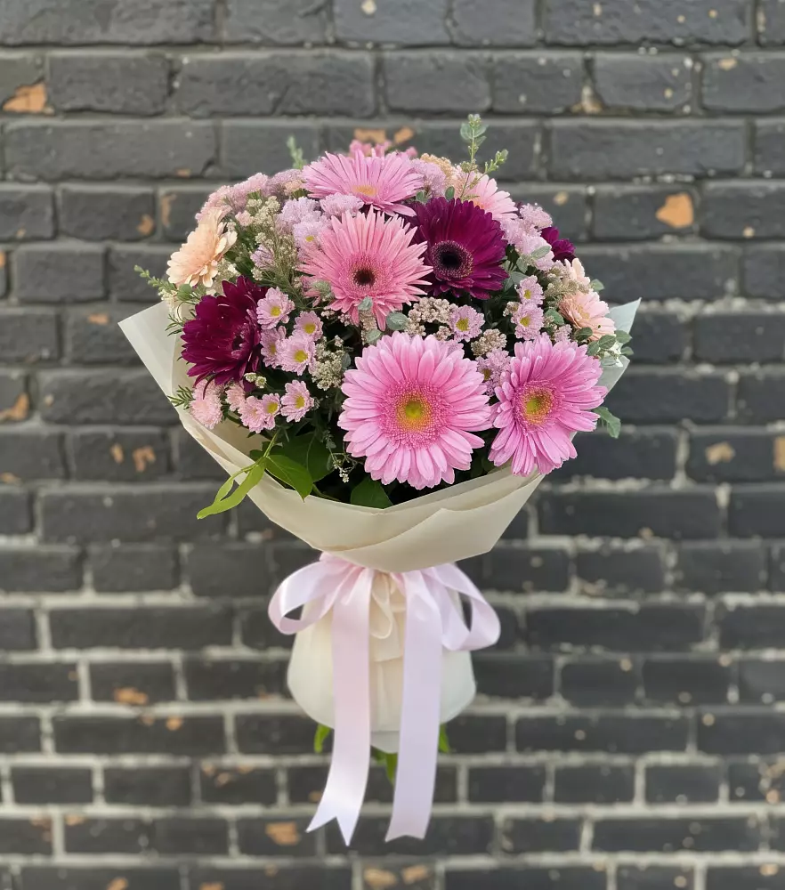 Букет цветов из: Герберы и Хризантемы в Камышах