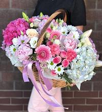 Композиция солнечный день в Камышах Цветочная композиция из Розы, Хризантемы, Пионы и Лизиантусы в корзине в Камышах