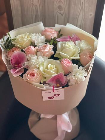 Букет цветов из: Орхидеи, Розы и Гвоздики в Камышах