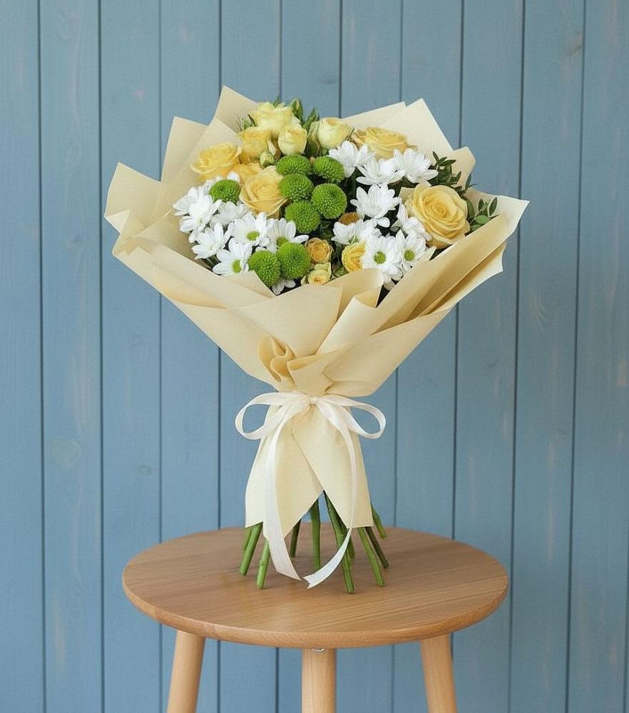 Букет цветов из: Хризантемы и Розы в Камышах