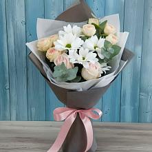 Букет цветов из:  Хризантемы и Розы в Камышах
