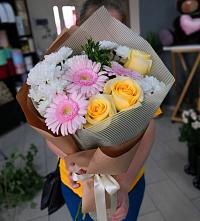 Букет цветов из:  Герберы, Розы и Хризантемы в Камышах