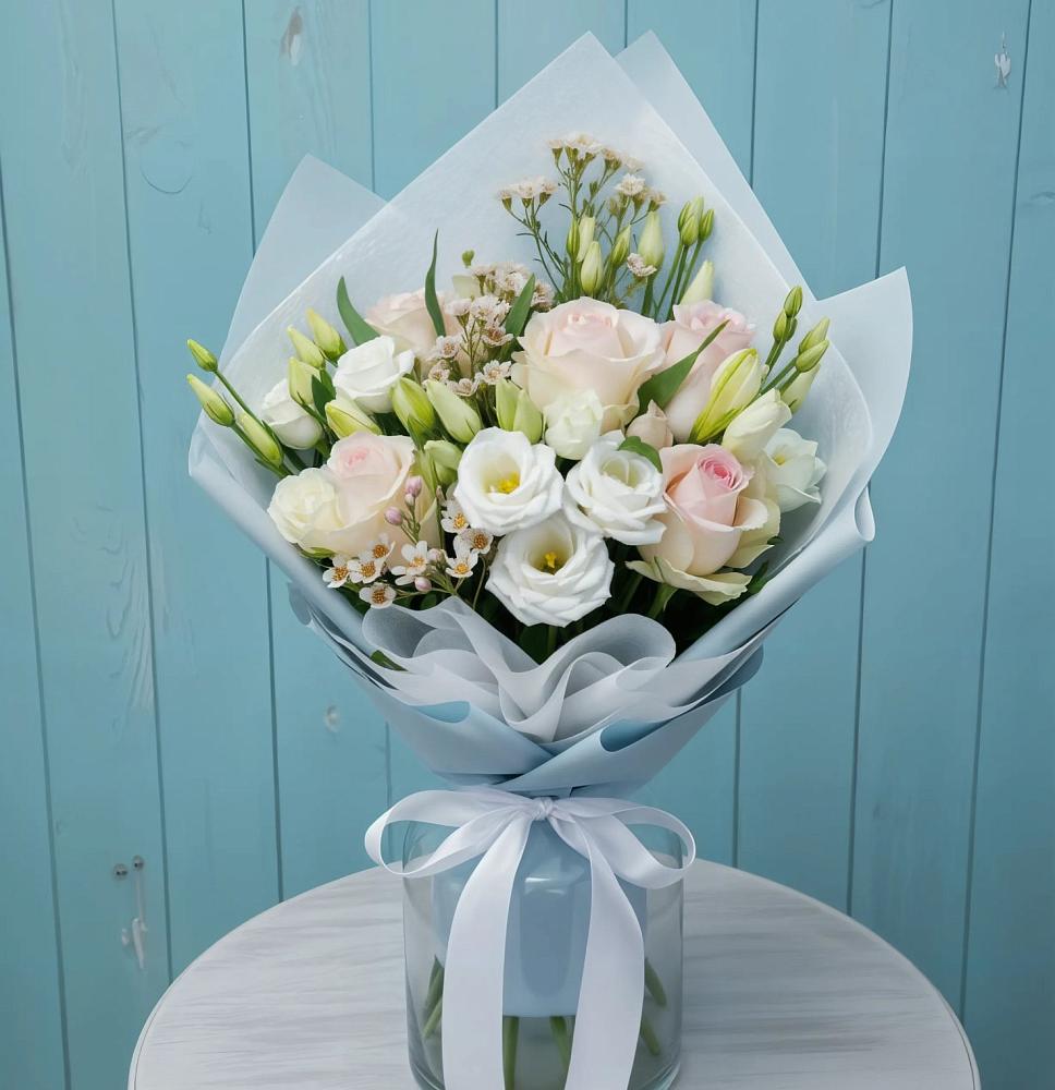 Букет цветов из: Розы и Лизиантусы в Камышах