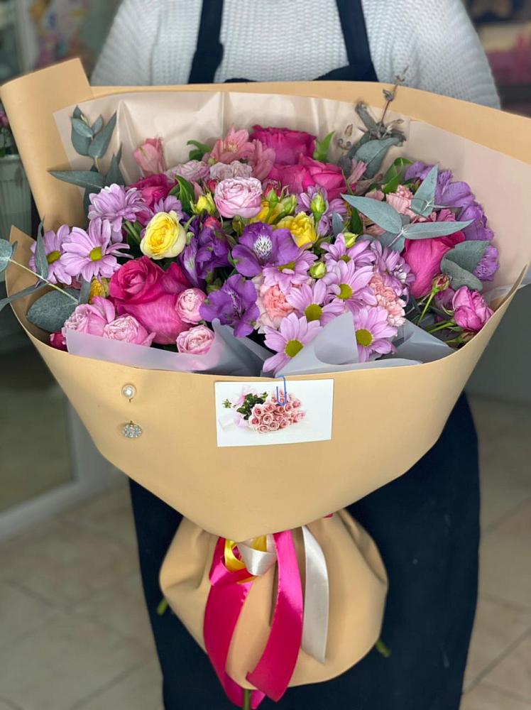 Букет цветов из: Хризантемы, Гвоздики и Альстромерии в Камышах