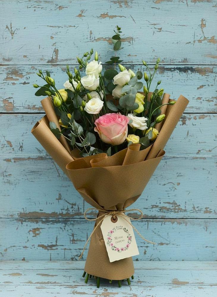 Букет цветов из: Розы и Лизиантусы в Камышах