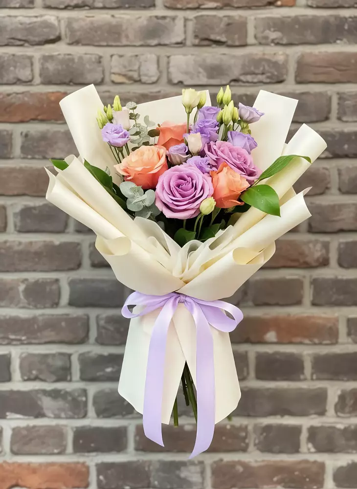 Букет цветов из: Лизиантусы и Розы в Камышах