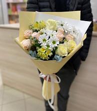 Букет цветов из:  Альстромерии, Розы и Хризантемы в Камышах