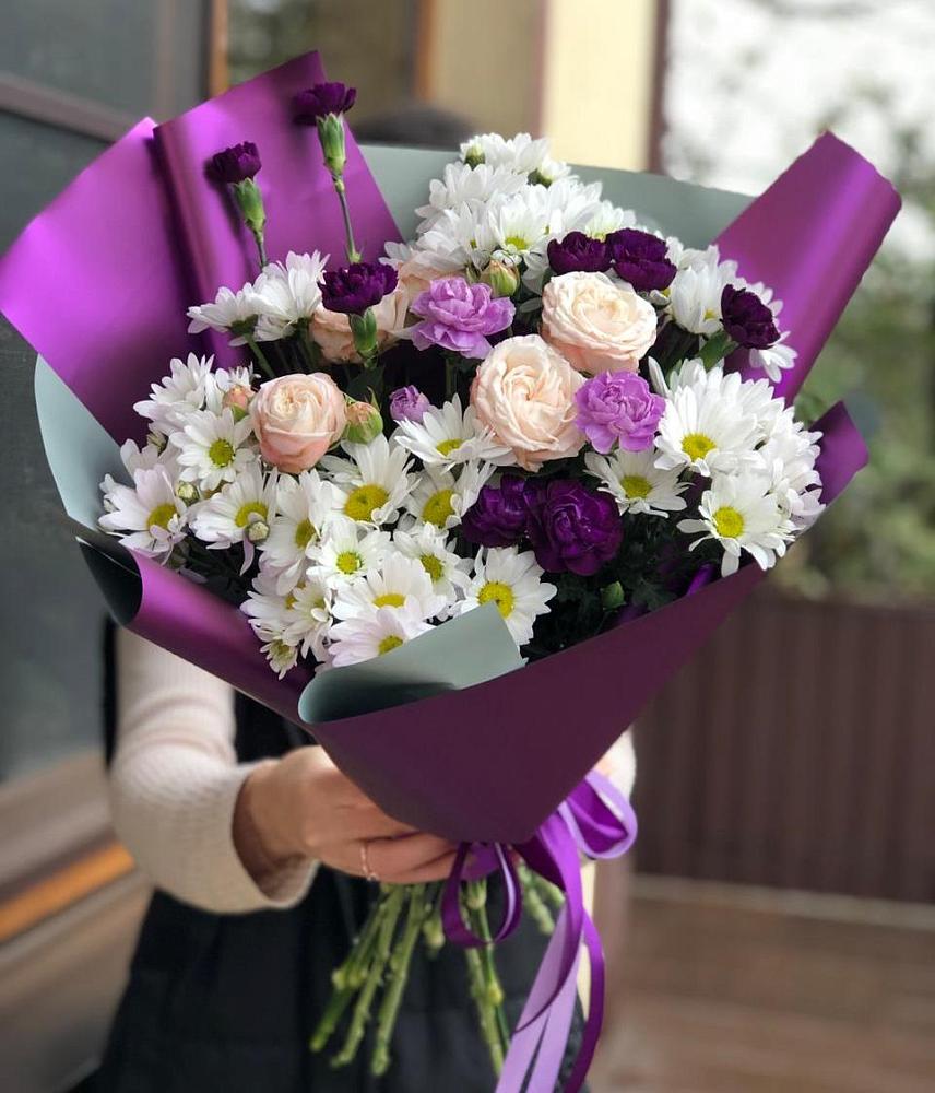 Букет цветов из: Хризантемы, Гвоздики и Розы в Камышах