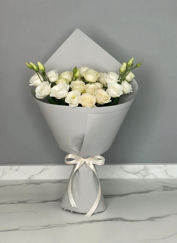 Букет цветов из: Розы и Лизиантусы в Камышах