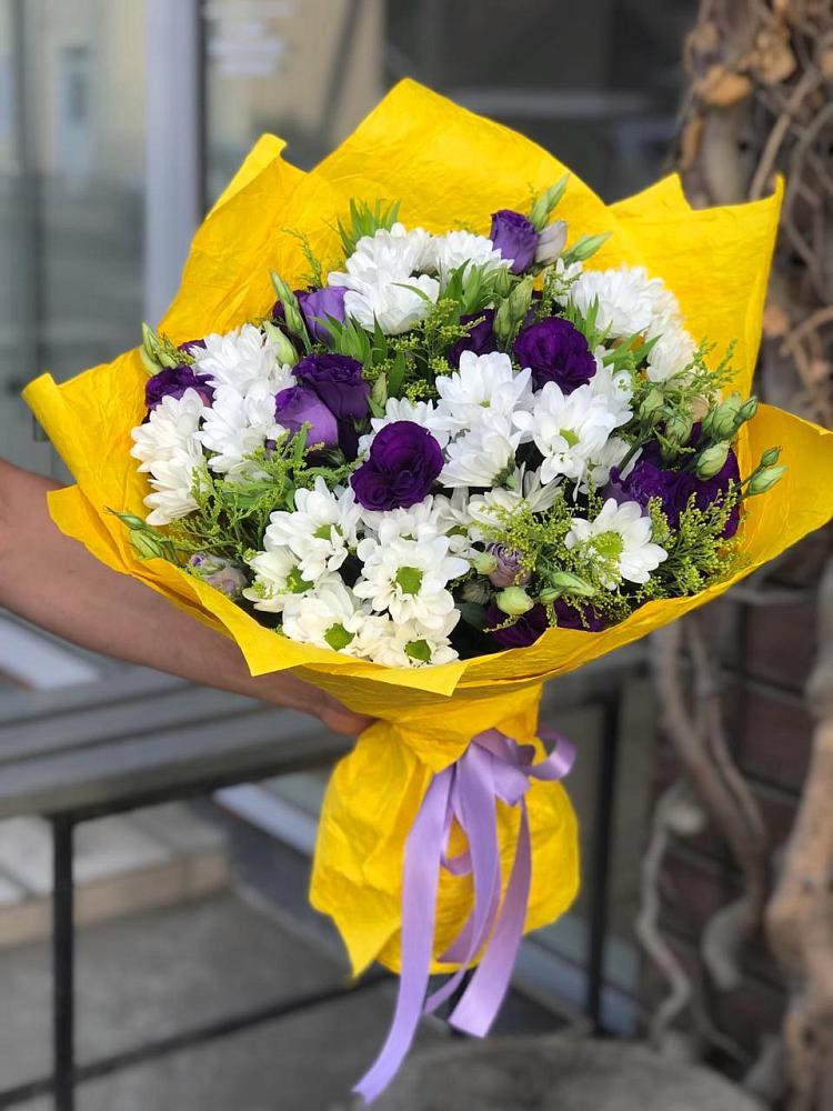 Букет цветов из: Ирисы, Хризантемы и Ромашки в Камышах