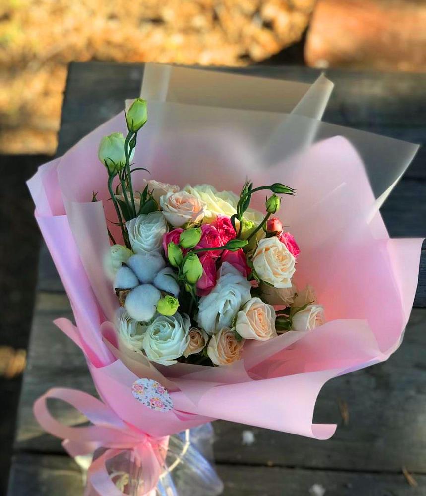 Букет цветов из: Розы и Лизиантусы в Камышах