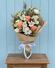 Букет цветов из:  Альстромерии, Лизиантусы, Розы и Хризантемы #REPLACE_PRED# Камышах