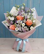 Букет цветов из:  Лизиантусы, Розы, Альстромерии и Гипсофила в Камышах