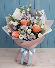 Букет цветов из:  Лизиантусы, Розы, Альстромерии и Гипсофила в Камышах