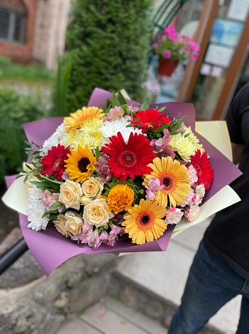 Букет цветов из: Герберы, Ромашки, Хризантемы, Розы и Подсолнухи в Камышах