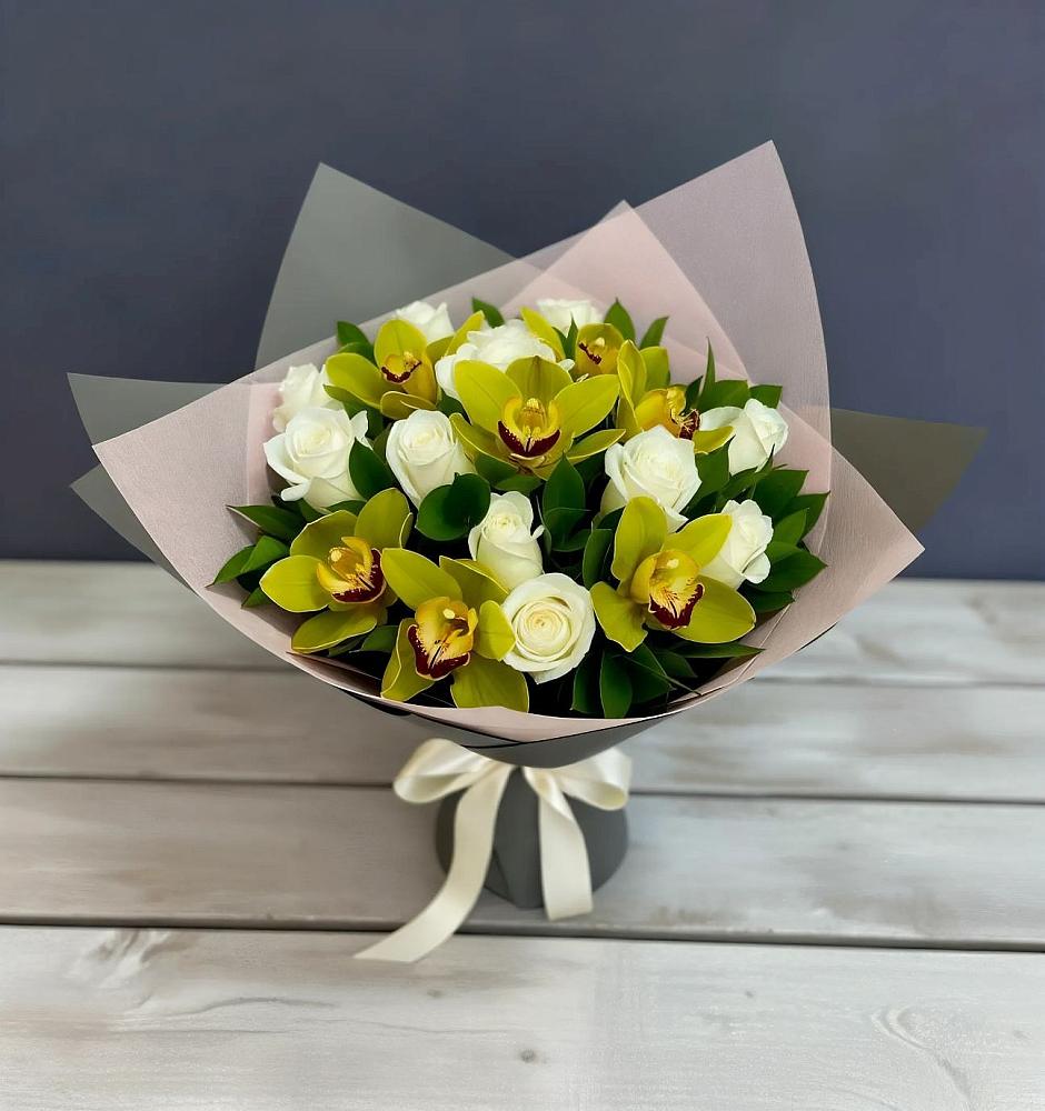 Букет цветов из: Орхидеи и Розы в Камышах