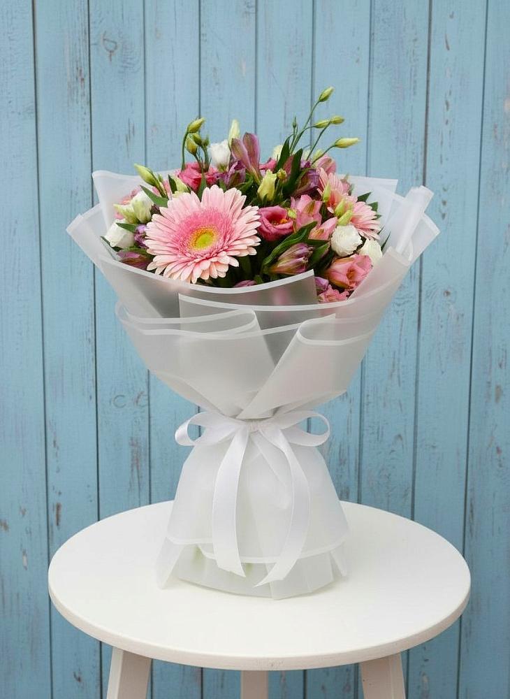 Букет цветов из: Герберы, Альстромерии и Лизиантусы в Камышах