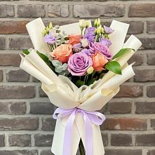 Букет цветов из:  Лизиантусы и Розы в Камышах