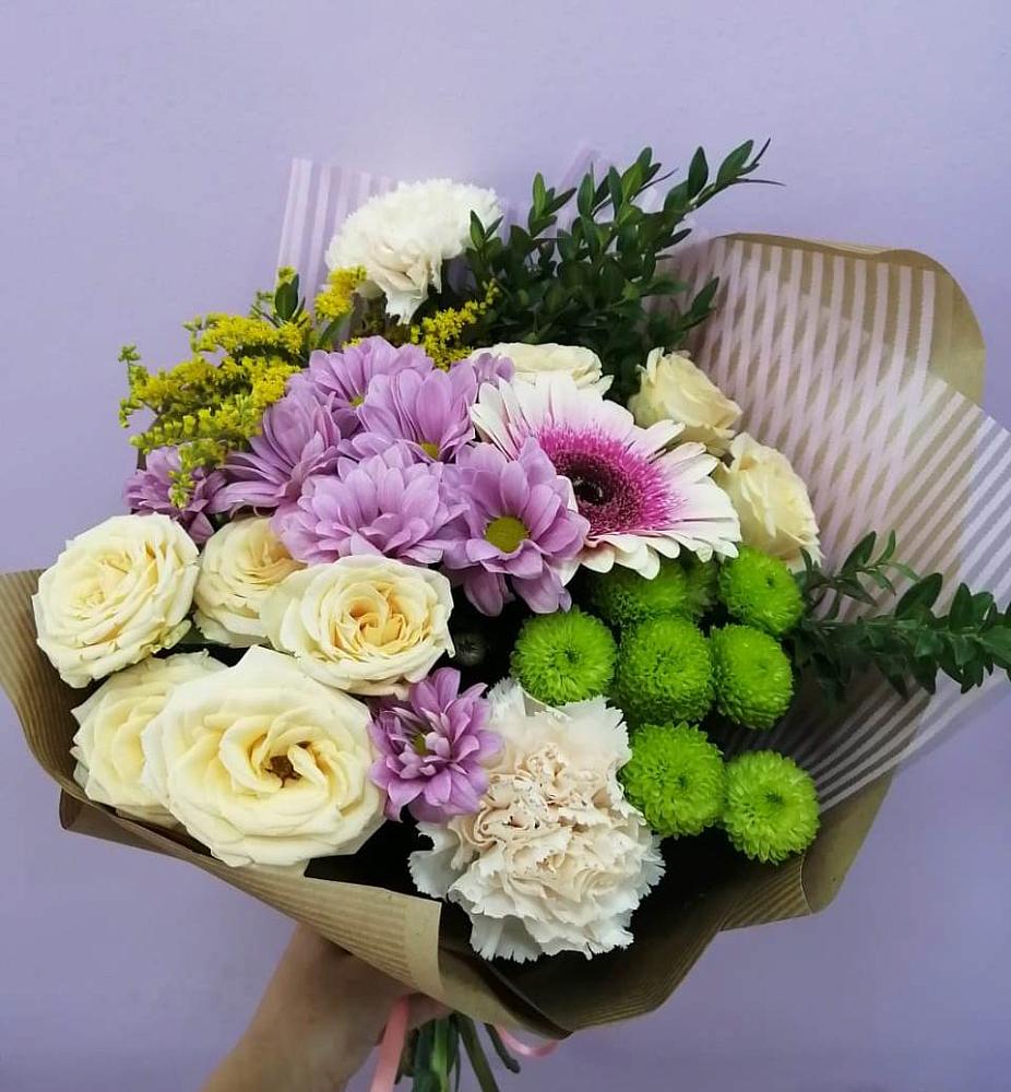 Букет цветов из: Хризантемы, Розы, Гвоздики и Герберы в Камышах