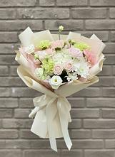 Букет цветов из:  Гвоздики, Розы, Лизиантусы и Хризантемы в Камышах