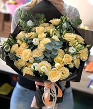 Букет цветов из:  Розы и Лизиантусы в Камышах