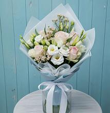 Букет цветов из:  Розы и Лизиантусы в Камышах