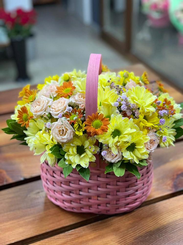 Цветочная композиция из Хризантемы и Розы в корзине в Камышах