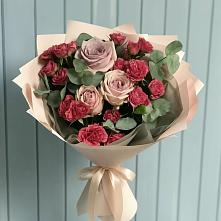 Букет цветов из:  Гвоздики и Розы в Камышах