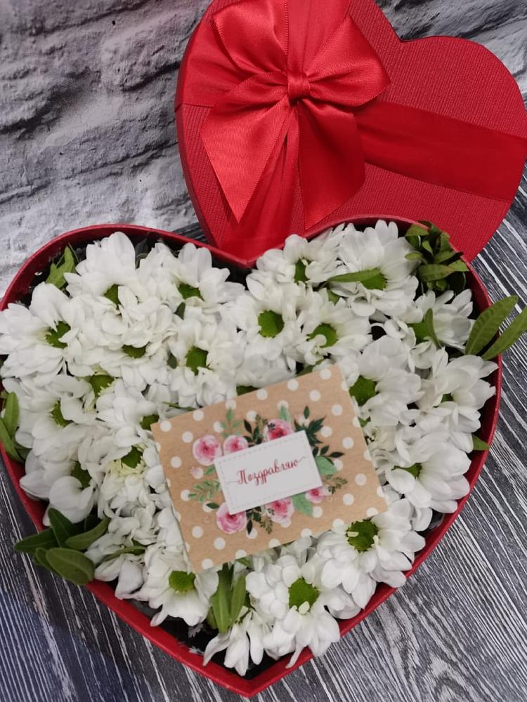 Цветочная композиция из Хризантемы в виде сердца в Камышах