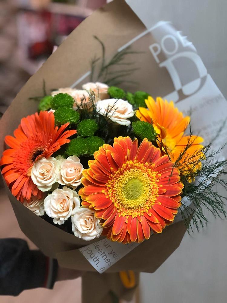 Букет цветов из: Герберы, Хризантемы и Розы в Камышах