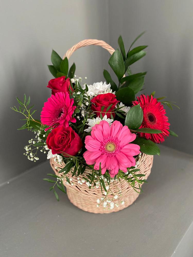 Цветочная композиция из Розы, Хризантемы и Герберы в корзине в Камышах