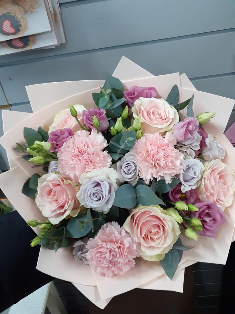 Букет цветов из: Розы, Гвоздики и Лизиантусы в Камышах