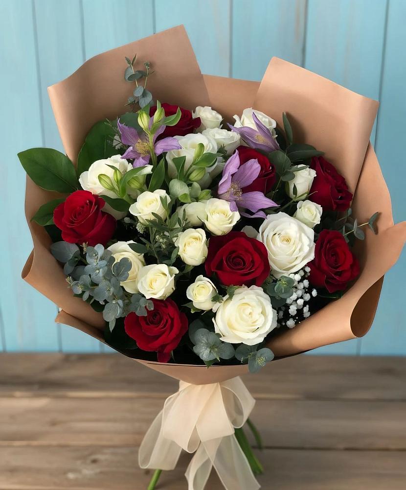 Букет цветов из: Розы и Альстромерии в Камышах