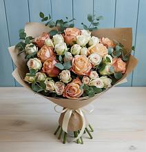 Букет цветов из:  Альстромерии и Розы в Камышах