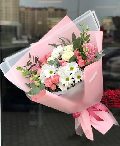 Букет цветов из: Розы, Лизиантусы и Хризантемы в Камышах