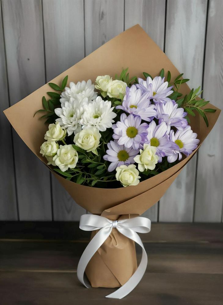 Букет цветов из: Хризантемы и Розы в Камышах