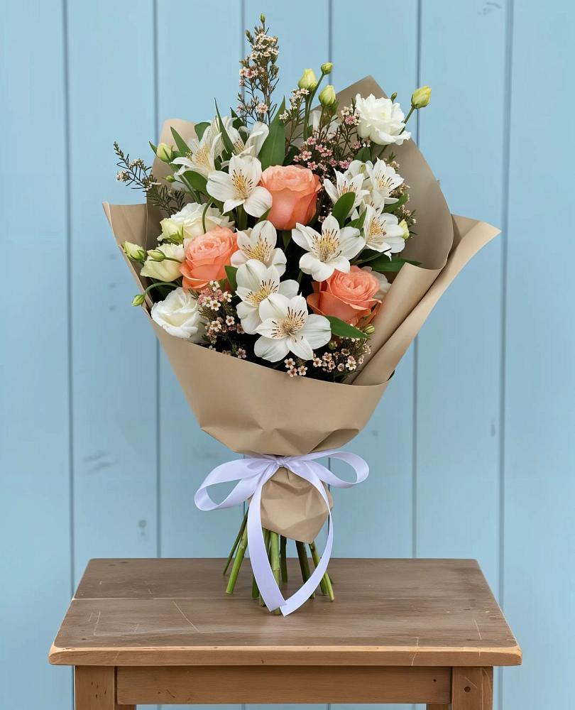 Букет цветов из: Альстромерии, Лизиантусы, Розы и Хризантемы в Камышах